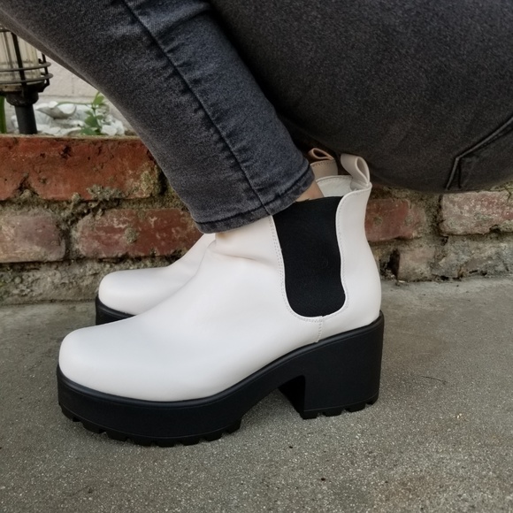 90s Grunge Style Chunky Heel Boots - Picture 8 of 8